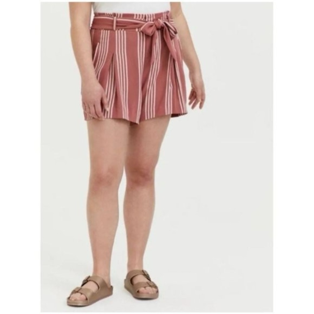 NWT Torrid 5 Inch Stretch Crepe Mid Rise Tie Front Short Rose Stripe